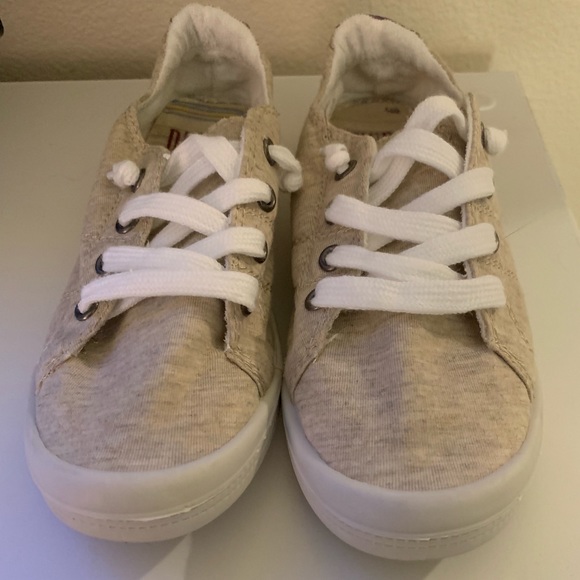 dunes sport tennis shoes